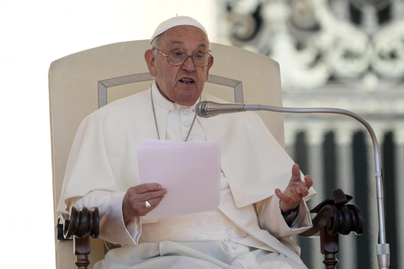 Papa: “Costruiamo ponti non muri, così società sarà più giusta”