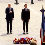 Biden in visita di Stato a Parigi, Macron lo accoglie all’Arco di Trionfo