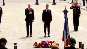 Biden in visita di Stato a Parigi, Macron lo accoglie all’Arco di Trionfo