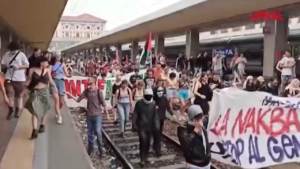 Torino, corteo pro Gaza: manifestanti occupano binari della ferrovia