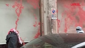 Torino, corteo pro Gaza: imbrattata facciata Banca Intesa Sanpaolo