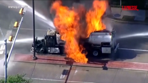 Texas, a fuoco camion che trasporta gasolio: la lotta dei pompieri contro le fiamme