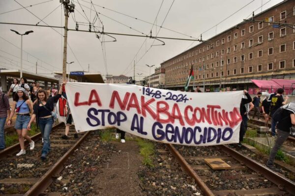 Torino, manifestanti pro Palestina occupano binari: stop ai treni