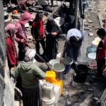 Gaza, gli sfollati nel campo di Jabaliya lottano contro la scarsità d’acqua