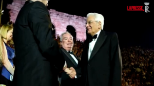 Arena Verona, ovazione per Sergio Mattarella