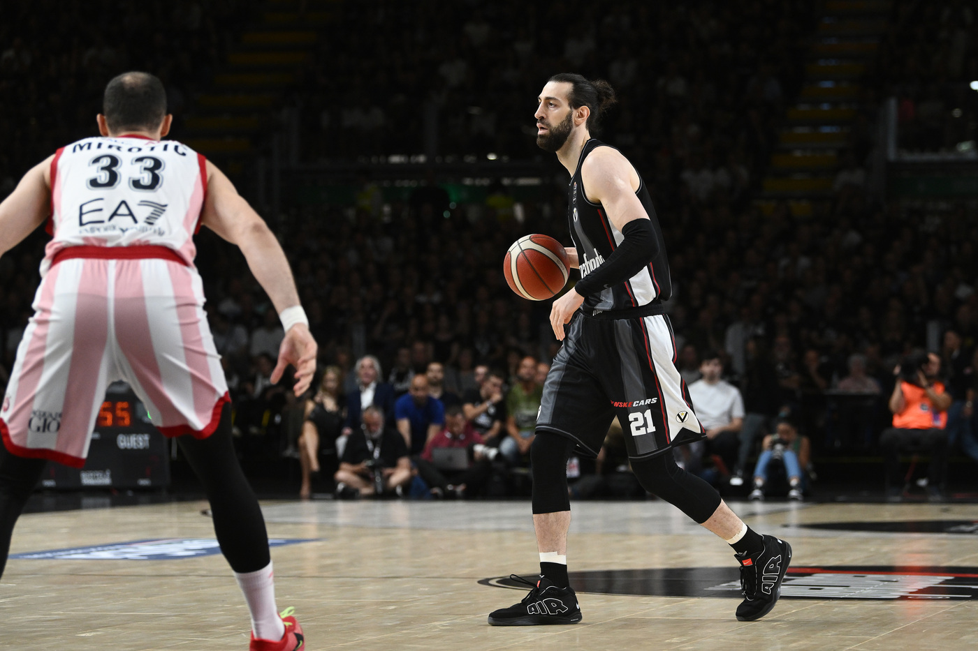 Basket, Virtus Bologna vince Gara 2 contro Olimpia Milano: serie-Scudetto in parità