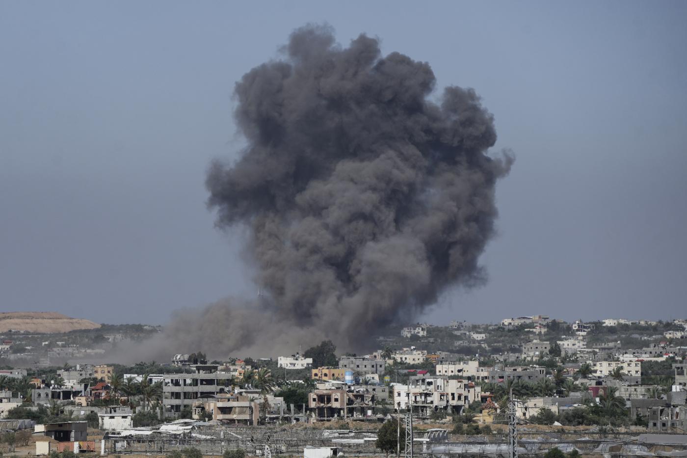 Raid di Israele su Gaza City e Nuseirat: almeno 15 morti Raid di Israele su Gaza City e Nuseirat: almeno 15 morti