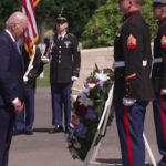 Usa, il presidente Joe Biden rende omaggio ai caduti nel cimitero militare di Aisne-Marne