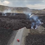 Islanda, la lava fuoriuscita dal vulcano inghiotte una strada