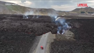 Islanda, la lava fuoriuscita dal vulcano inghiotte una strada