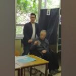 Europee, Bossi al seggio dopo la rottura con la Lega di Salvini