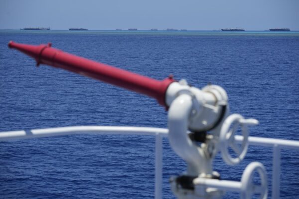 Nave della Guardia Costiera cinese monitora le attività della Guardia Costiera filippina nel Mar Cinese Meridionale