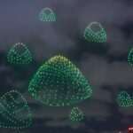 Hong Kong, lo spettacolo delle luci in cielo per la tradizionale gara delle Barche Drago