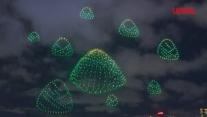 Hong Kong, lo spettacolo delle luci in cielo per la tradizionale gara delle Barche Drago