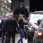 Napoli, Antonio Conte in città: il tecnico in un hotel saluta con la mano i tifosi