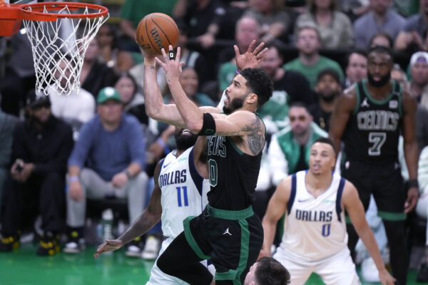 Basket, finals Nba: Boston batte Dallas 105-98 e si porta sul 2-0