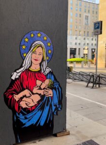 Europee, il successo di Meloni raffigurato in un murales a Milano