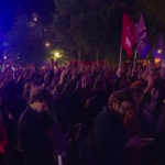 Parigi, in centinaia in piazza nella notte contro estrema destra