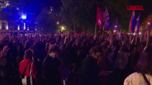 Parigi, in centinaia in piazza nella notte contro estrema destra