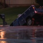 Ohio, camion intrappolato in una voragine piena d’acqua