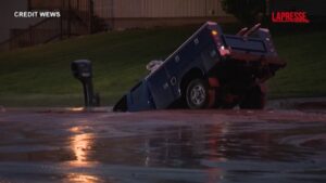 Ohio, camion intrappolato in una voragine piena d’acqua