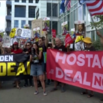 Israele, Blinken a Tel Aviv: i parenti degli ostaggi protestano davanti alla sede dei colloqui