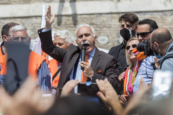 Roma, manifestazione dei Gilet arancioni contro il governo Conte