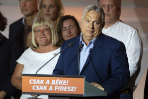 Viktor Orban parla ai media dopo aver ricevuto i risultati delle elezioni del Parlamento europeo a Budapest