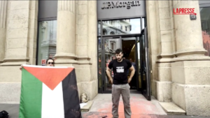 Gaza, attivisti pro Palestina gettano vernice rossa su sede JP Morgan