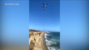 California, disperso su una spiaggia con kite-surf: salvato da scritta ‘Help’