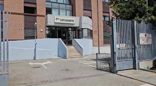 Modena, va in caserma con il cadavere della moglie uccisa in auto