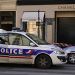 Parigi, svaligiata boutique di Chanel sugli Champs-Elysées: bottino milionario