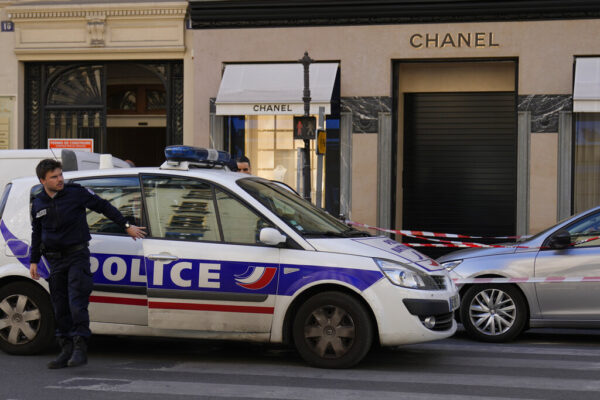 Parigi, svaligiata boutique di Chanel sugli Champs-Elysées: bottino milionario