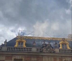 Parigi, incendio alla reggia di Versailles: fiamme domate dai pompieri