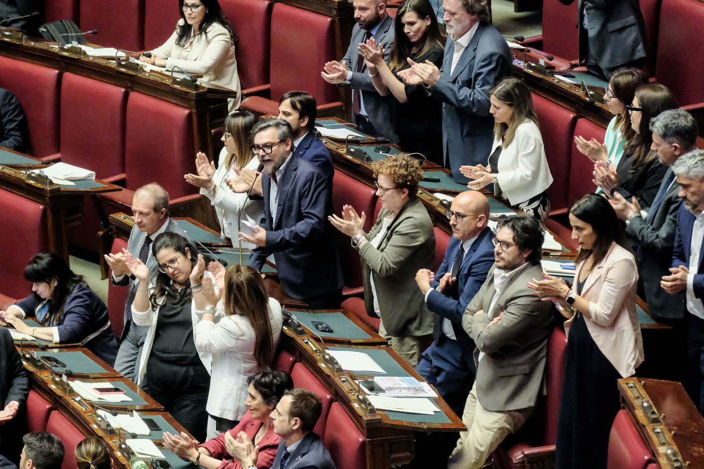 Berlusconi, attacco M5S durante commemorazione in Aula: “No a beatificazione”