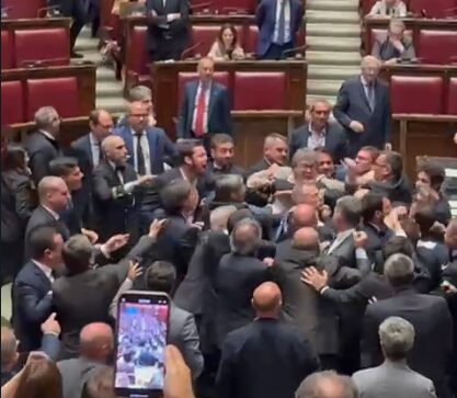 Camera, rissa in aula: sospesi 11 deputati. Martedì le opposizioni scendono in piazza