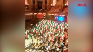 Autonomia, l’opposizione protesta in aula: i deputati cantano l’inno di Mameli e Bella Ciao