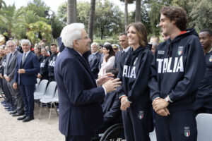 Sergio Mattarella alla cerimonia di consegna della bandiera agli atleti italiani in partenza per le Olimpiadi di Parigi 2024