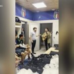 Euro 2024, Rocco Hunt fa visita agli Azzurri e canta nello spogliatoio