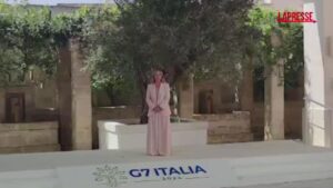 G7, Meloni sorridente a Borgo Egnazia: “Sto bene, abbiamo sottovalutato il tempo pugliese”