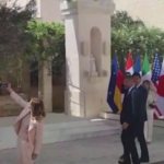 G7, Meloni mentre attende Biden scatta selfie con giornalisti e fotografi: “Devo taggare tutti?”