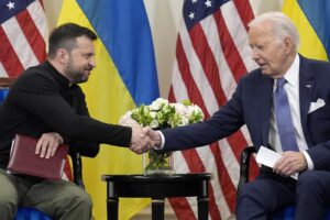 G7, Biden e Zelensky firmano accordo su garanzie sicurezza per Kiev