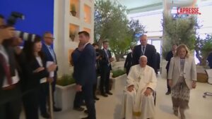 G7, Papa Francesco nella sala lavori del summit: applausi e saluti con i leader
