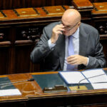 Roma, atterraggio d’emergenza per l’aereo del ministro Crosetto
