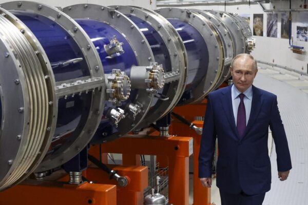 Vladimir Putin in visita al Joint Institute for Nuclear Research