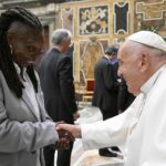 Papa Francesco riceve i comici in Vaticano: “Tra notizie cupe avete il dono di far ridere”
