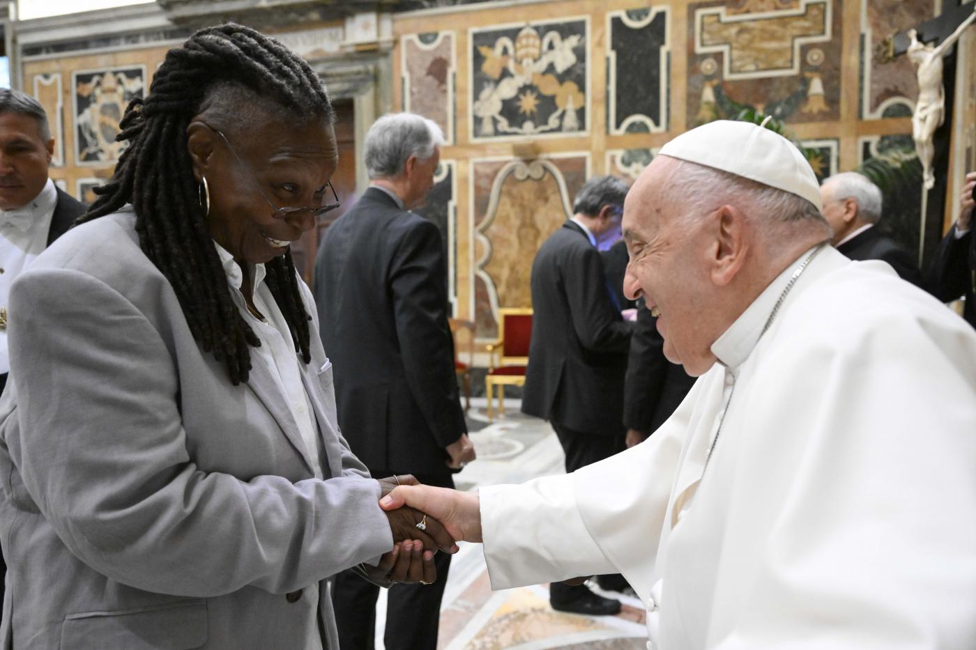 Papa Francesco riceve i comici in Vaticano: “Tra notizie cupe avete il dono di far ridere”
