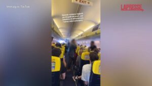 Ryanair, a Bergamo volo in overbooking: hostess offre 250 euro e viaggio gratis per far scendere un volontario