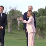 G7, Biden si allontana mentre si lanciano i paracadutisti: Meloni lo riporta in gruppo