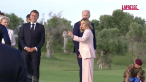 G7, Biden si allontana mentre si lanciano i paracadutisti: Meloni lo riporta in gruppo